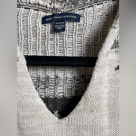 AMERICAN EAGLE Aztec V Neck Sweater Hoodie Size Medium - Picture 4 of 9